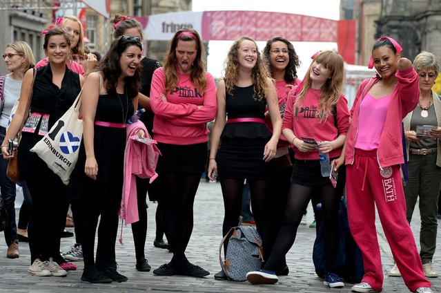 Edinburgh Festival Fringe entertainers perform on the Royal Mile. (Photo by Jeff J. Mitchell/Getty Images)