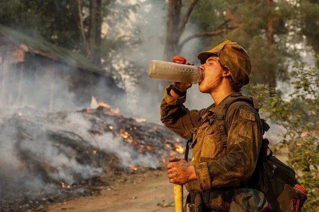 Firefighter Trapper Gephart of Alaska's Pioneer Peak Interagency Hotshot crew takes a drink while battling the Mosquito Fire in the Volcanoville community of El Dorado County, Calif., on Friday, September 9, 2022. (Photo by Noah Berger/AP Photo)