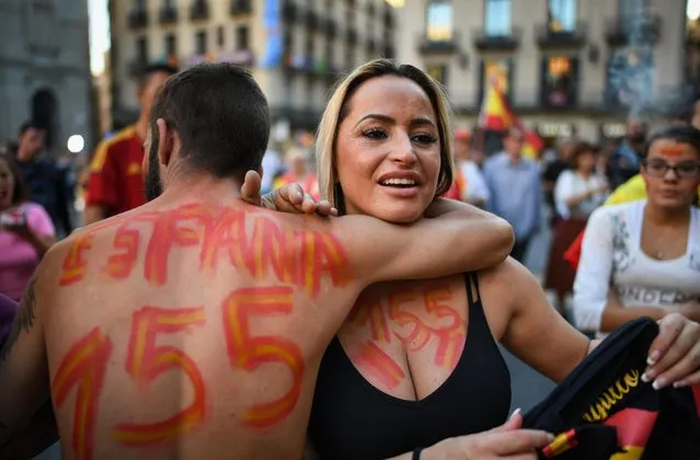 Nationalist supporters gather outside the Palau Catalan Regional Government Building following a pro-unity protest in Barcelona, two days after the Catalan parliament voted to split from Spain on October 29, 2017 in Barcelona, Spain. The Spanish government has responded by imposing direct rule and dissolving the Catalan parliament. (Photo by Jeff J Mitchell/Getty Images)