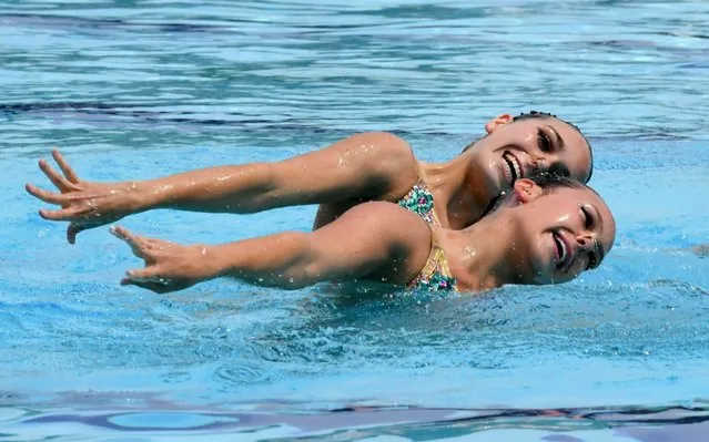 Chilean Isadora Letelier and Paola Consiglieri compete in the women' s synchronised swimming duet free routine during the XVIII Bolivarian Games in Santa Marta, Colombia, on November 13, 2017. (Photo by Luis Acosta/AFP Photo)
