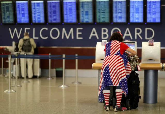 Judy Izzie, dressed in the theme of the American flag, checks in for her flight at Hartsfield-Jackson Atlanta International Airport ahead of the Thanksgiving holiday in Atlanta, Wednesday, November 22, 2017. (Photo by David Goldman/AP Photo)