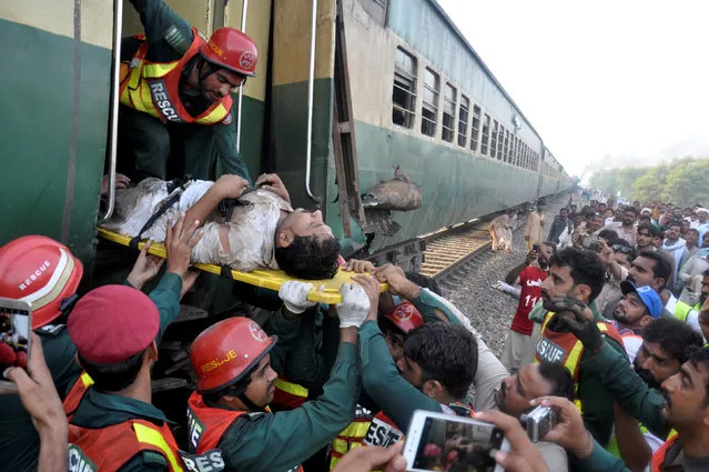 Rescue workers pass a strecher with an injured passenger out of the wreckage after two trains collided near Multan, Pakistan September 15, 2016. (Photo by Khalid Chaudry/Reuters)