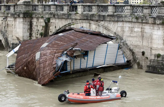 Rescuers look at a boat stuck in the arch of Sant'Angelo bridge on the Tiber river in downtown Rome December 12, 2008, after days of rain and thunderstorms. (Photo by Alessandro Bianchi/Reuters)