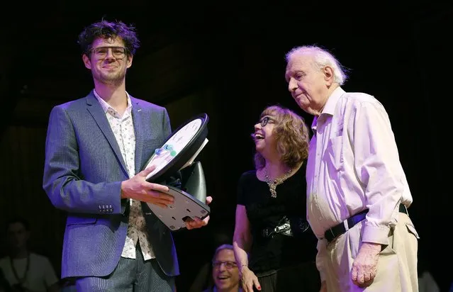 Bruno Verschuere, from the University of Amsterdam in the Netherlands, accepts the Ig Nobel award in psychology from Nobel laureate Roy Glauber (physics, 2005), right, during ceremonies at Harvard University in Cambridge, Mass., Thursday, September 22, 2016. Verschuere was part of a team that won for their research on lying. Their study of more than 1,000 people between the ages of 6 and 77 – “From junior to senior Pinocchio: A cross-sectional lifespan investigation of deception” – found that young adults are the best liars. (Photo by Michael Dwyer/AP Photo)