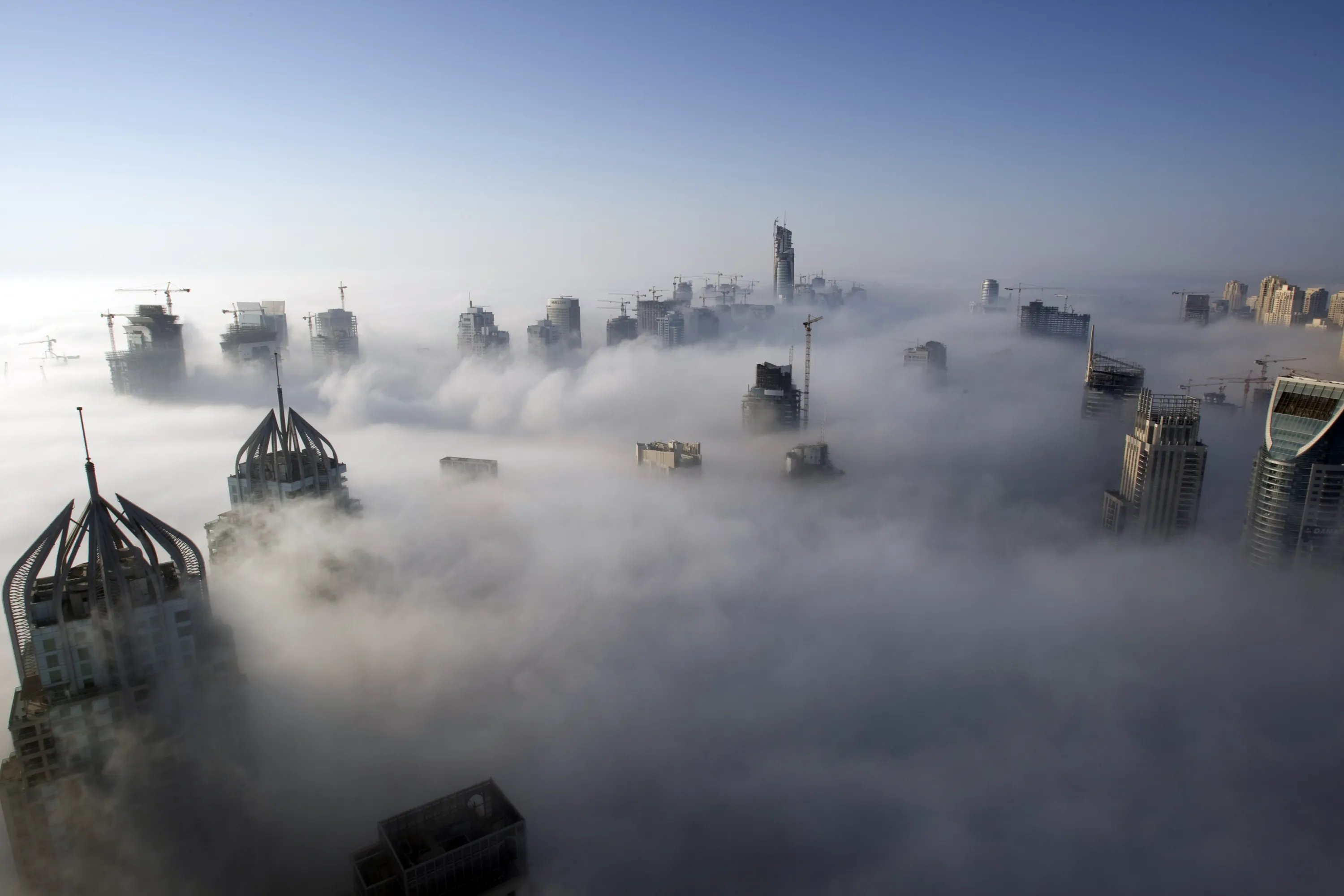 Условиях сильного тумана. Город в тумане. Туман над городом. Сильный туман. Туманный город.