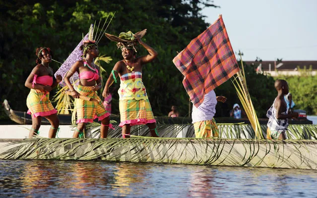 Members of different tribes of the Maroon community, descendants of runaway slaves, compete in the 3rd Poolo Boto (beautiful boat) competition as part of the Moengo Festival of Music in Marowijne district, northern Suriname, September 23, 2016. (Photo by Ranu Abhelakh/Reuters)