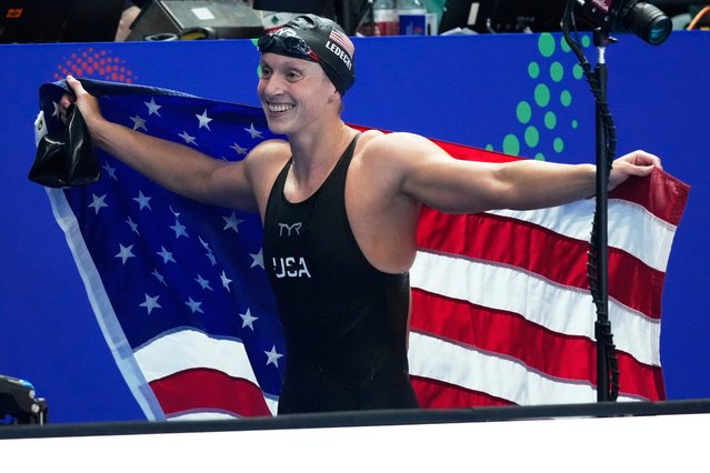 US' swimmer Katie Ledecky celebrates after winning the final of the women's 1500m freestyle swimming event during the 2025 World Aquatics Championships in Singapore on July 29, 2025. (Photo by Manan Vatsyayana/AFP Photo)