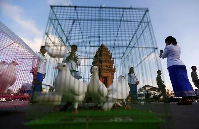 Doves are prepared by government officers for release during celebrations marking the 63rd anniversary of the country's independence from France, in central Phnom Penh, Cambodia November 9, 2016. (Photo by Samrang Pring/Reuters)