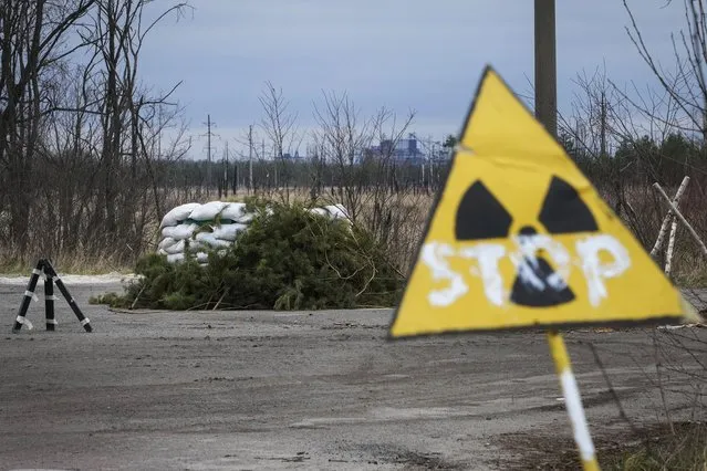 A Russian firing position sits adjacent to the Chernobyl nuclear power plant near Chernobyl, Ukraine, Saturday, April 16, 2022. Thousands of tanks and troops rumbled into the forested Chernobyl exclusion zone in the earliest hours of Russia’s invasion of Ukraine in February, churning up highly contaminated soil from the site of the 1986 accident that was the world's worst nuclear disaster. (Photo by Efrem Lukatsky/AP Photo)