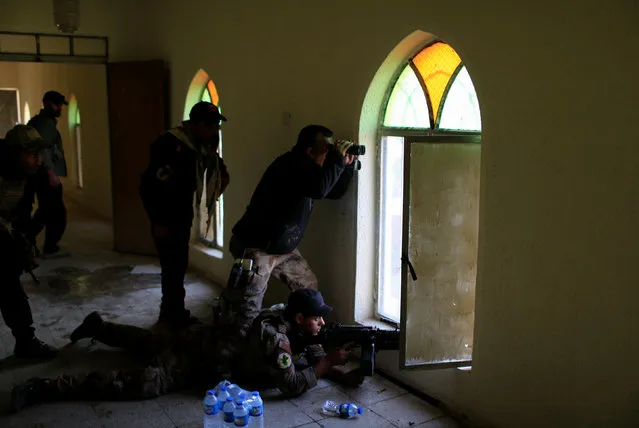 Members of the Iraqi Counter Terrorism Service exchange fire during a battle with Islamic State militantss in the al-Zahraa neighborhood of Mosul, Iraq November 13, 2016. (Photo by Ahmad Jadallah/Reuters)
