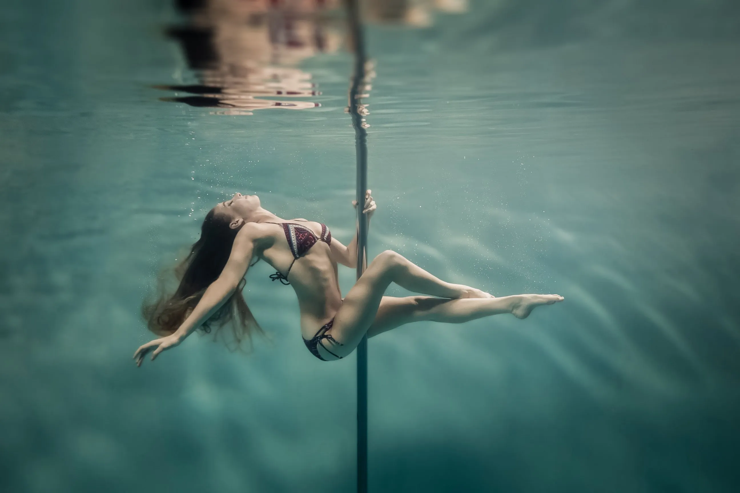 Девушка в воде 18. Девушка под водой. Фотосессия под водой. Фотосессия в воде. Девушка в воде.