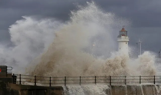 Waves break along the seafront in New Brighton, northern England November 16, 2016. (Photo by Phil Noble/Reuters)