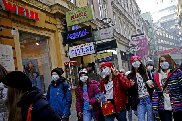 Children walk with protective masks on the street as smog blankets Sarajevo, Bosnia and Herzegovina December 23, 2015. With severe air pollution affecting the city nestled among the mountains, the authorities have declared the first level of preparedness, advising the segment of the population that is at health risk to reduce movement in the mornings and evenings, appealing to drivers to use motor vehicles less and ordering heating utilities to lower the emission of harmful gases. (Photo by Dado Ruvic/Reuters)