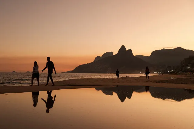People walk along the Ipanema beach following the death of Brazilian singer Astrud Gilberto, in Rio de Janeiro, Brazil on June 6, 2023. (Photo by Pilar Olivares/Reuters)