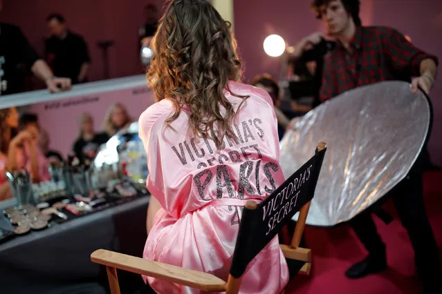 A model gets ready backstage before the Victoria's Secret Fashion Show at the Grand Palais in Paris, France, November 30, 2016. (Photo by Benoit Tessier/Reuters)