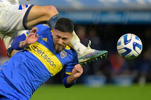 Boca Juniors' Paraguayan defender Bruno Valdez (bottom) and Nacional's forward Bruno Damiani fight for the ball during the Copa Libertadores round of 16 second leg football match between Argentina's Boca Juniors and Uruguay's Nacional, at La Bombonera stadium in Buenos Aires, on August 9, 2023. (Photo by Juan Mabromata/AFP Photo)