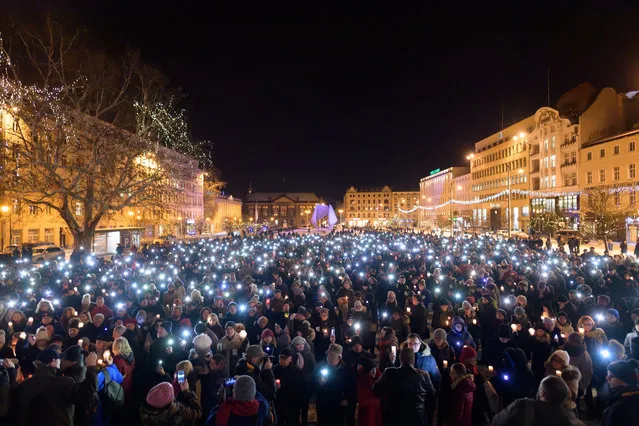 People gather during a protest against violence organized in Poznan, Poland, 14 January 2019. Mayor of Gdansk Pawel Adamowicz died of wounds inflicted by a knife attack on Sunday evening during a nationwide charity gala in Gdansk. (Photo by Jakub Kaczmarczyk/EPA/EFE)