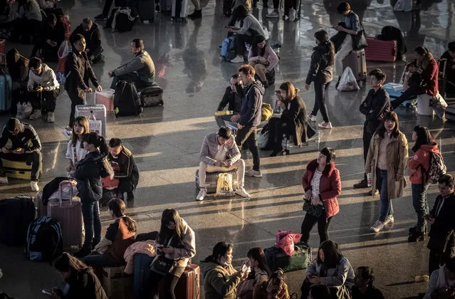 Chinese passengers wait at the Guangzhou South Railway Station to catch their high-speed train home ahead of the Chinese Lunar New Year or Spring Festival in Guangzhou, Guangdong Province, China, 27 January 2019. A total of 2.99 billion trips are expected during China's annual Spring Festival mass travel this year, as millions of Chinese travel back to their hometowns to celebrate with their families the Chinese Lunar New Year or Spring Festival, which falls on 05 February this year and will mark the Year of the Pig. (Photo by Aleksandar Plavevski/EPA/EFE)