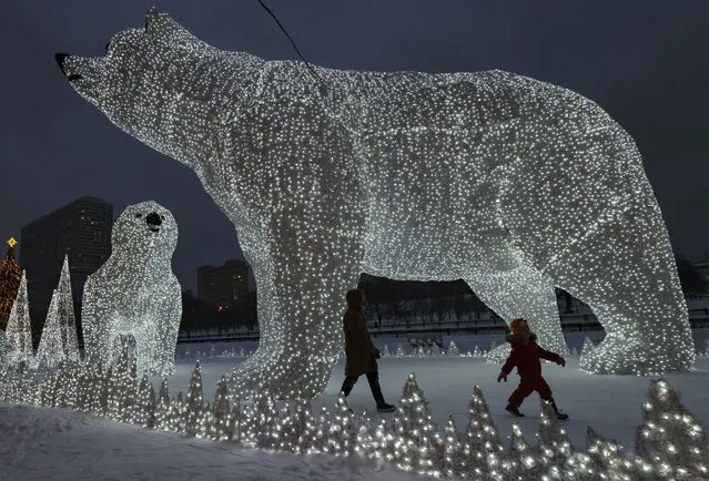 Huge light sculptures of polar bears are installed as part of a seasonal decoration for the New Year and Christmas holidays in Moscow, Russia, 12 December 2023. More than 4.9 thousand light decorations have been set up in the centre of the capital and its outskirt districts, said Deputy Mayor Biryukov. (Photo by Sergei Ilnitsky/EPA)