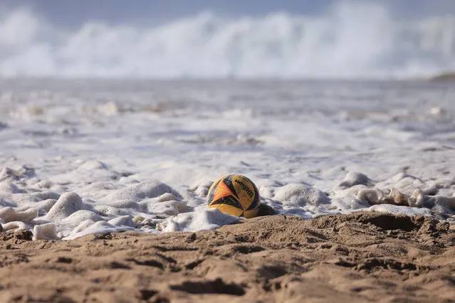 A ball is seen on the beach as California prepares for storms amid high waves and winds in Manhattan Beach, California, U.S., December 30, 2023. (Photo by David Swanson/Reuters)