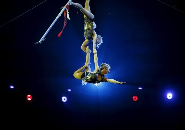 Acrobats perform during “Stars and starlets”, a new programme, at the National Circus in the Ukrainian capital of Kiev April 30, 2015. (Photo by Gleb Garanich/Reuters)