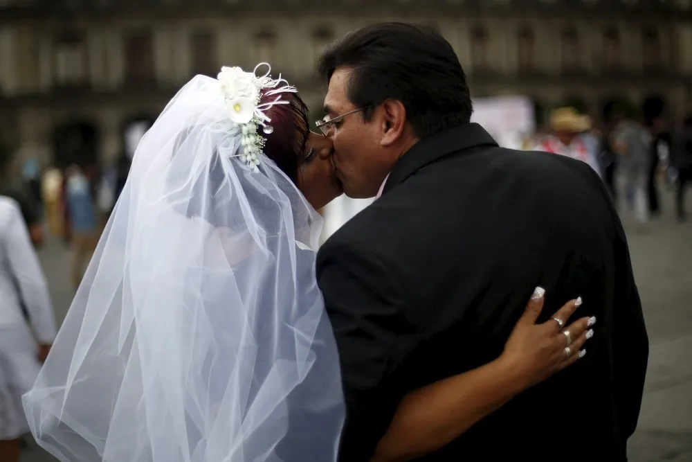 2000 Couples Married Simultaneously in Mexico City