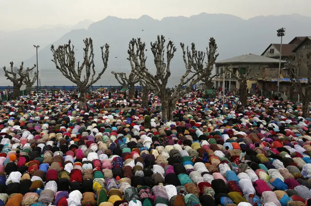 Kashmiri Muslims offer prayers during a festival to mark the death anniversary of Abu Bakr, one of the companions of Prophet Mohammad, at the Hazratbal shrine in Srinagar, April 1, 2016. (Photo by Danish Ismail/Reuters)