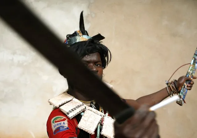 A member of the anti-balaka, a Christian militia, gestures with his machetes in the village of Zawa April 8, 2014. (Photo by Goran Tomasevic/Reuters)