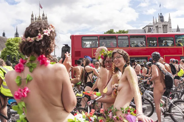 Cycling activists take part in the annual World Naked Bike Ride in central London on June 14, 2014. The cyclists rode naked to protest against oil dependency and car culture, while raising awareness of cycling as an environmentally friendly option. (Photo by Stephen Chung/PA Images)