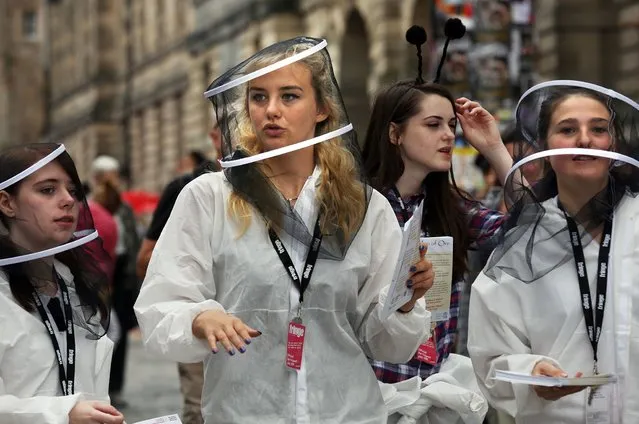 Edinburgh Festival acts play to the crowds on the Royal Mile. (Photo by David Cheskin/PA Wire)