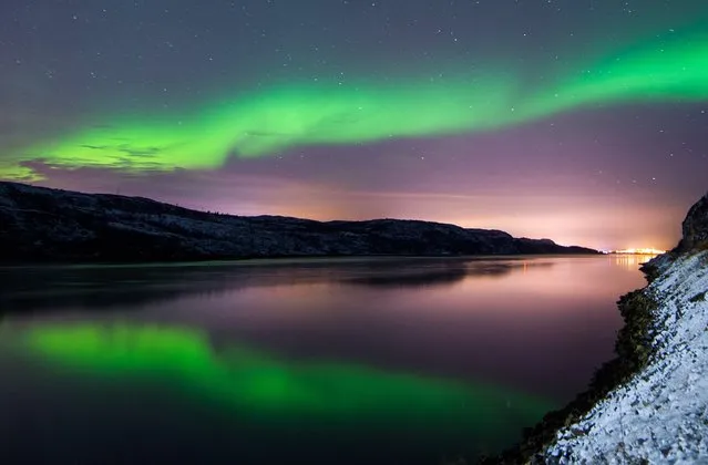 The Aurora Borealis or Northern Lights illuminate the night sky on November 12, 2015 near the town of Kirkenes in northern Norway. (Photo by Jonathan Nackstrand/AFP Photo)