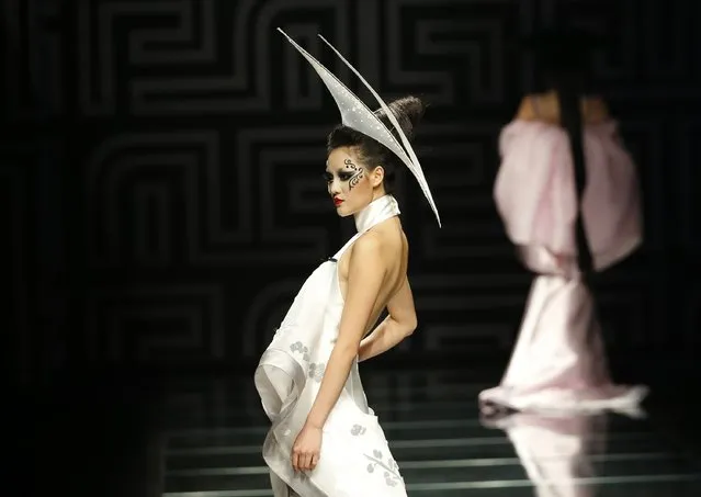 Models present creations at the MGPIN 2015 Mao Geping makeup trends launch during China Fashion Week in Beijing October 27, 2014. (Photo by Kim Kyung-Hoon/Reuters)