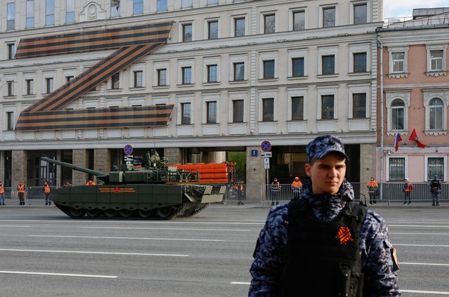 A member of Russia's National Guard keeps order as a tank moves along a road past the sign “Z”, displayed in support of the Russian armed forces involved in the country's military campaign in Ukraine, on the day of a rehearsal for a parade, which marks the 80th anniversary of the victory over Nazi Germany in World War Two, in Moscow, Russia, on May 7, 2025. (Photo by Yulia Morozova/Reuters)