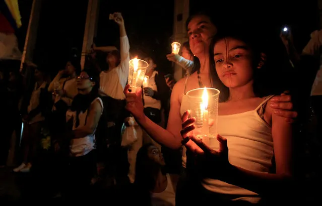 Supporters of the peace deal signed between the government and the Revolutionary Armed Forces of Colombia (FARC) rebels holds candles during a “Silent March” in Cali, Colombia, October 5, 2016. (Photo by Jaime Saldarriaga/Reuters)