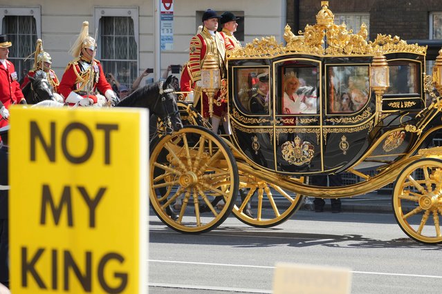 Anti-monarchy Not My King protesters demonstrate as King Charles III and Queen Camilla ride past in their carriage to the Houses of Parliament ahead of the State Opening of Parliament in the House of Lords, London, Wednesday, July 17, 2024. King Charles III's speech will set out the agenda of the UK's first Labour government for 14 years. (Photo by Kin Cheung/AP Photo)