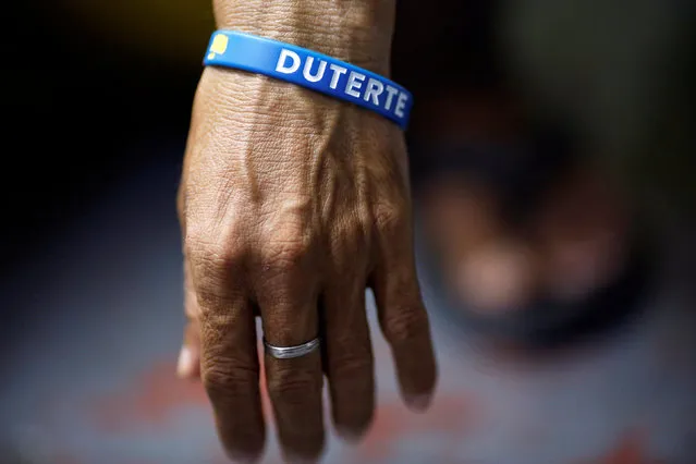 An inmate who is about to be released wears a wristband with the name of Philippine President Rodrigo Duterte at Quezon City Jail in Manila, Philippines late October 18, 2016. (Photo by Damir Sagolj/Reuters)