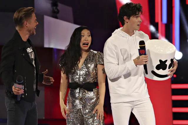 Awkwafina reacts to Shawn Mendes in a Marshmello costume at the iHeartRadio MuchMusic Video Awards (MMVAs) in Toronto, Ontario, Canada August 26, 2018. (Photo by Fred Thornhill/Reuters)