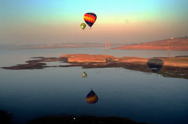 An aerial view from a hot air balloon at balloons flying during the international balloon festival during the month-long 'Bhoj Adventure Festival' in Bhopal, India, 13 February 2015. Activities like air rifle shooting, paramotoring, trampoline bungee, bungee jumping, commando drills are some of the many adventure activities that are held during the adventure event. (Photo by Sanjeev Gupta/EPA/EFE)