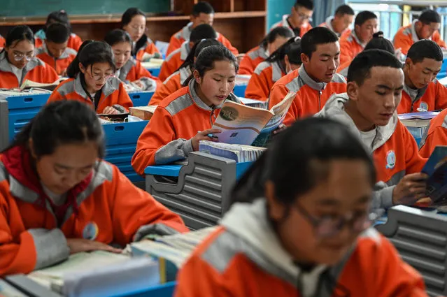 This photograph taken during a government organised media tour shows students in a classroom at the Lhasa Nagqu Second Senior High School in the regional capital Lhasa, in China's Tibet Autonomous Region, on June 1, 2021. (Photo by Hector Retamal/AFP Photo)