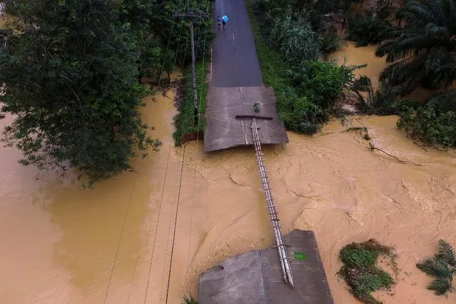 A bridge damaged by floods is pictured at Chai Buri District, Surat Thani province, southern Thailand, January 9, 2016. (Photo by Reuters/Dailynews)