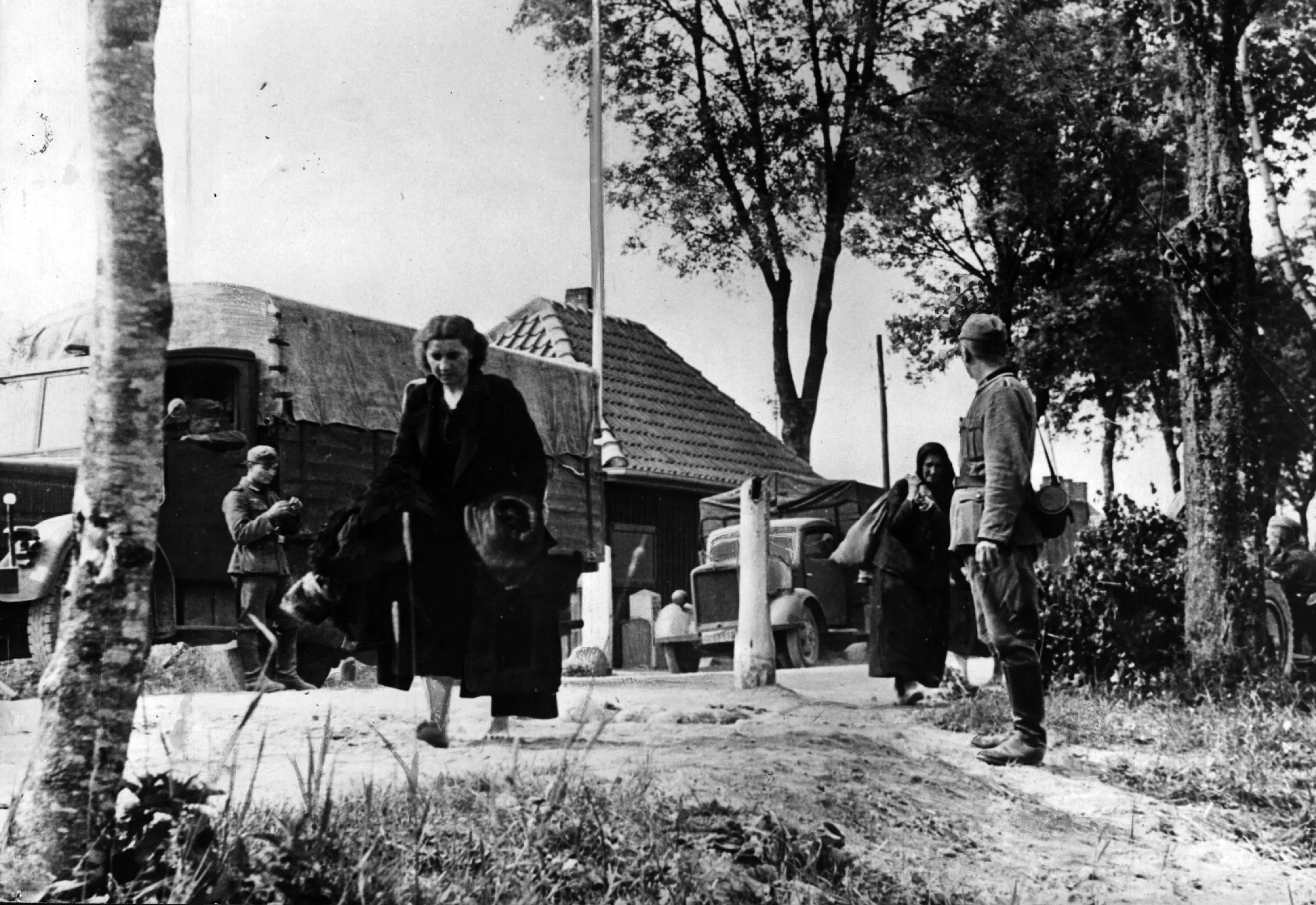 Какая жизнь была до войны. ВОВ деревня жизнь в оккупации. Оккупированная деревня 1941. Белоруссия в оккупации.села. Жизнь в деревне до войны 1941 года.