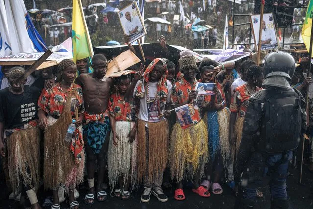 Supporters of the incumbent president President Felix Tshisekedi stand in the rain prior to his arrival for a campaign rally in Goma, capital of North Kivu province, eastern Democratic Republic of Congo, on December 10, 2023. President Felix Tshisekedi, on the campaign trail, held a rally on December 10, 2023, in Goma, in the east of the Democratic Republic of Congo (DRC), with the city virtually surrounded by M23 rebels and fighting taking place some 20 km to the west. (Photo by Alexis Huguet/AFP Photo)