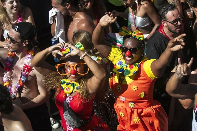 Revelers dressed as clowns dance during the Carmelitas street party on the first day of Carnival in Rio de Janeiro, Brazil, Friday, February 9, 2024. (Photo by Bruna Prado/AP Photo)