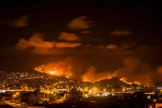 Wildfires threaten a suburb of Christchurch on New Zealand's South Island taken after sunset, February 15, 2017. (Photo by Mark Hannah Photography/Reuters)