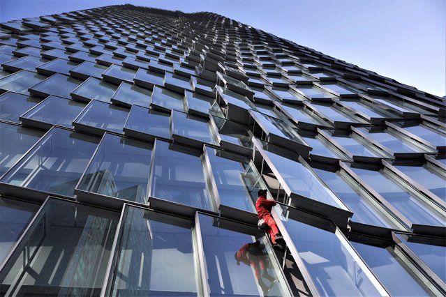 French high level climber Alain Robert popularly known as the “French Spiderman” climbs the Alto Tower, in La Defense near Paris, on April 19, 2023. (Photo by Thomas Samson/AFP Photo)