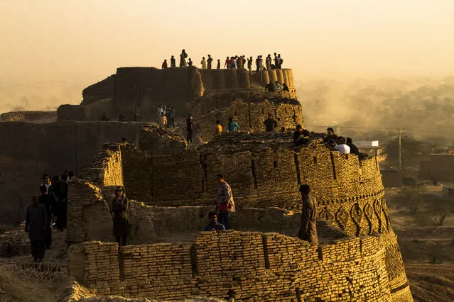 A picture made available on 16 February 2015 shows people visiting the historical Derawar Fort in Cholistan desert, Pakistan, 14 February 2015. Derawar fort is the largest and the most superlatively preserved fort of Cholistan. The powerful fort was built in 1733 by the rulers of the state of Bahawalpur and it towers are visible from miles around. (Photo by Omer Saleem/EPA)