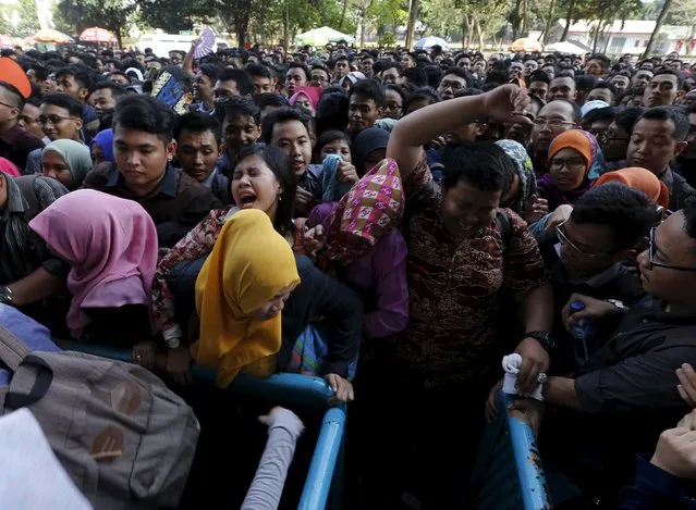 Job seekers scream as they jostle within a queue at the Indonesia Spectacular Job Fair 2015 at Gelora Bung Karno stadium in Jakarta August 12, 2015. (Photo by Reuters/Beawiharta)
