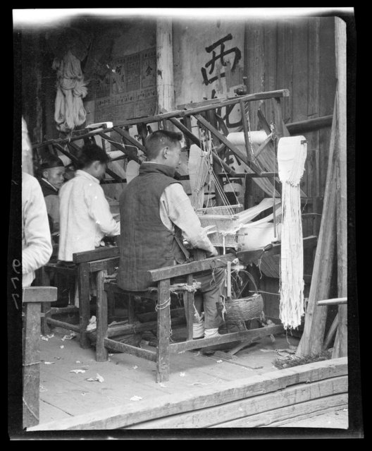 Weaving Belts. China, Hangzhou, 1917-1919. (Photo by Sidney David Gamble)