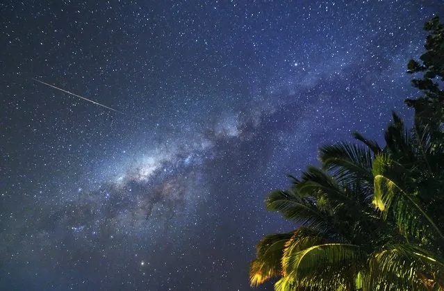 A meteor crosses the Milky Way on the Ari Atoll, Maldives, on the night of 17 August 2014. Ari Atoll (also called Alif or Alufu Atoll) is one of natural atolls of the Maldives. (Photo by Sergey Dolzhenko/EPA)
