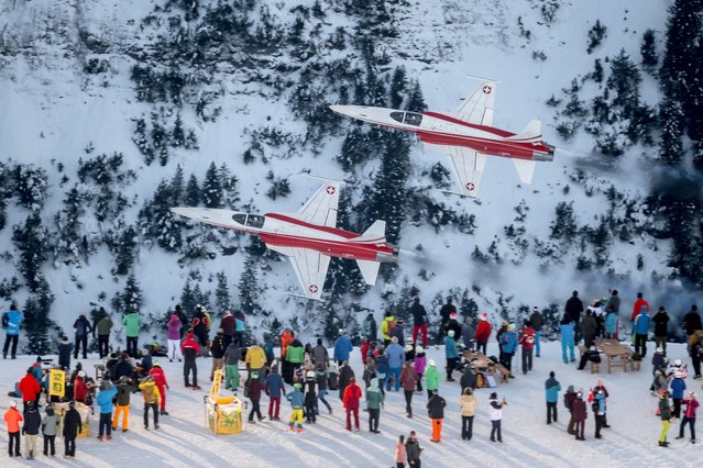 Swiss Air Force “Patrouille Suisse” aerobatic team jets perform before the start of the Downhill of the FIS Alpine Skiing Men's World Cup event in Wengen on January 13, 2024. (Photo by Fabrice Coffrini/AFP Photo)